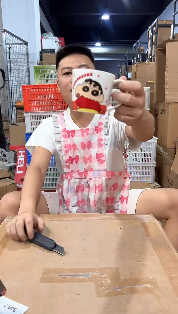瓷片红色小新刻度马克杯