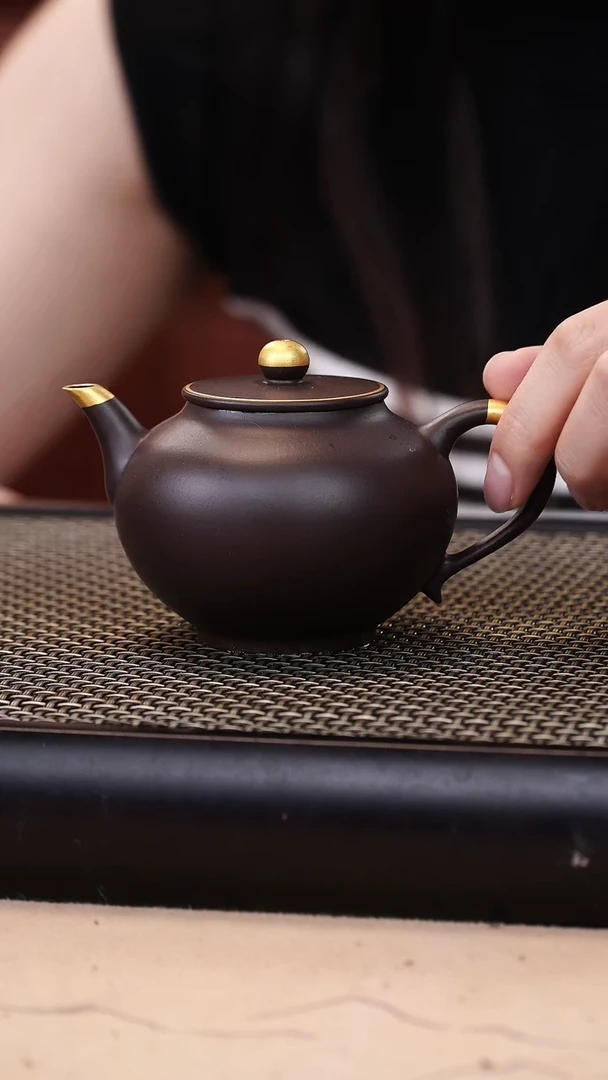 茶壶紫砂四号井茄皮紫泥描金宫灯150cc