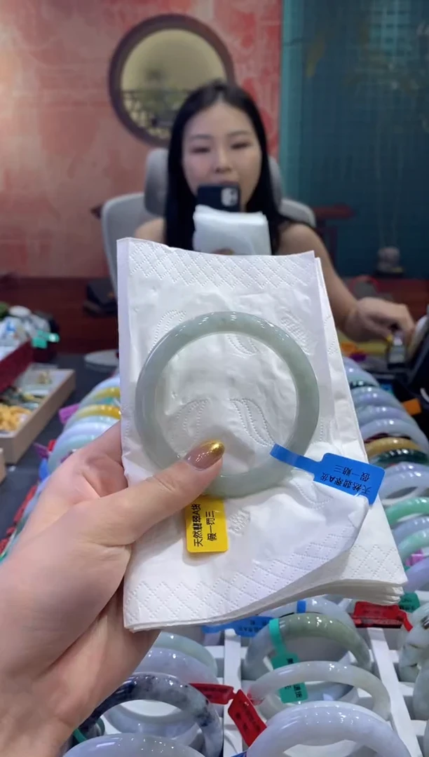 翡翠手镯未镶嵌多人08273
