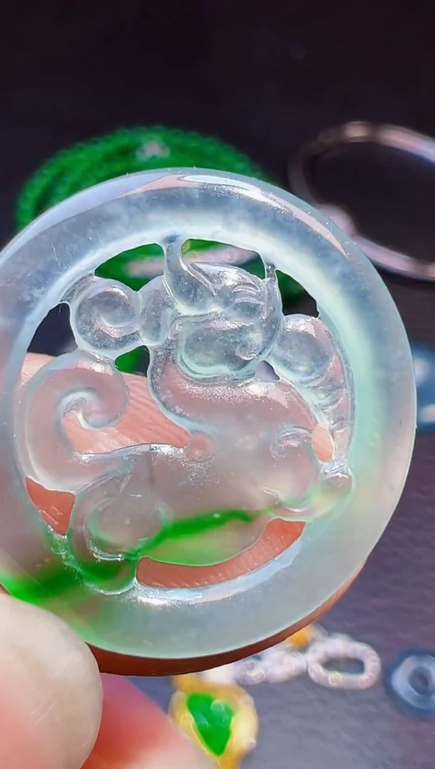 颈饰未镶嵌翡翠家****?翡翠