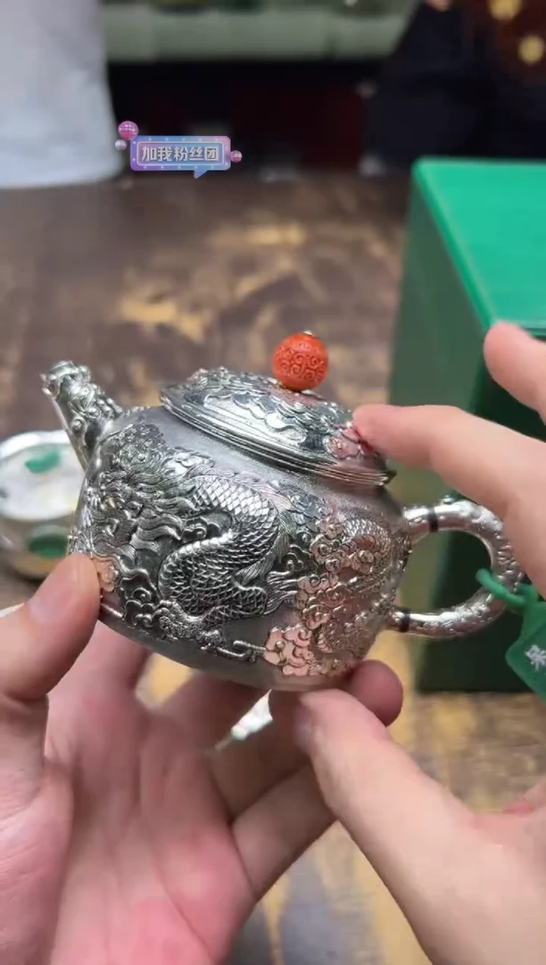 一**主呆坐 錾刻南红顶龙啸凤吟德钟壶