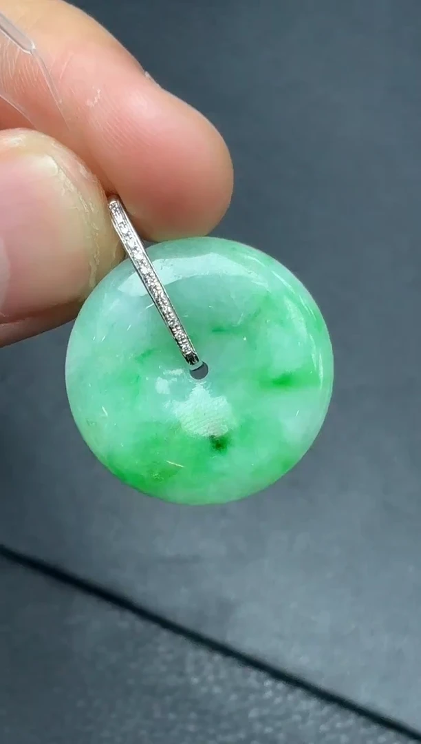 18K金镶嵌挂件翡翠平安扣