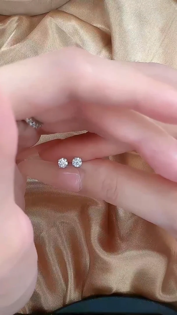 合成碳硅石925银莫桑 30分*2简约四爪耳钉（帕拉伊巴色MSE.102PL