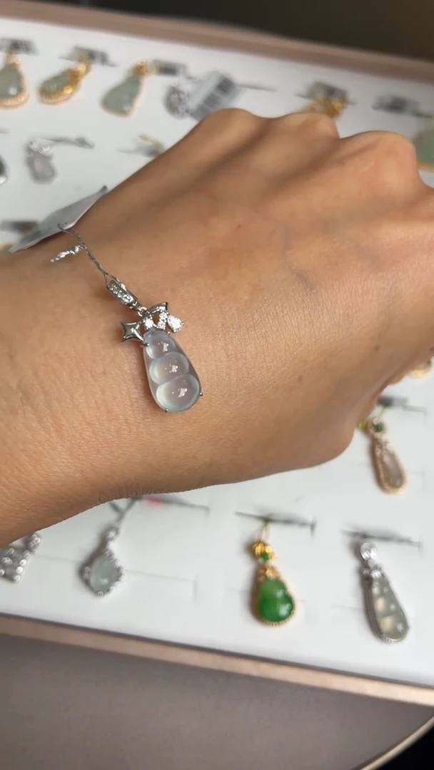 颈饰18K金镶嵌翡翠天然翡翠A货