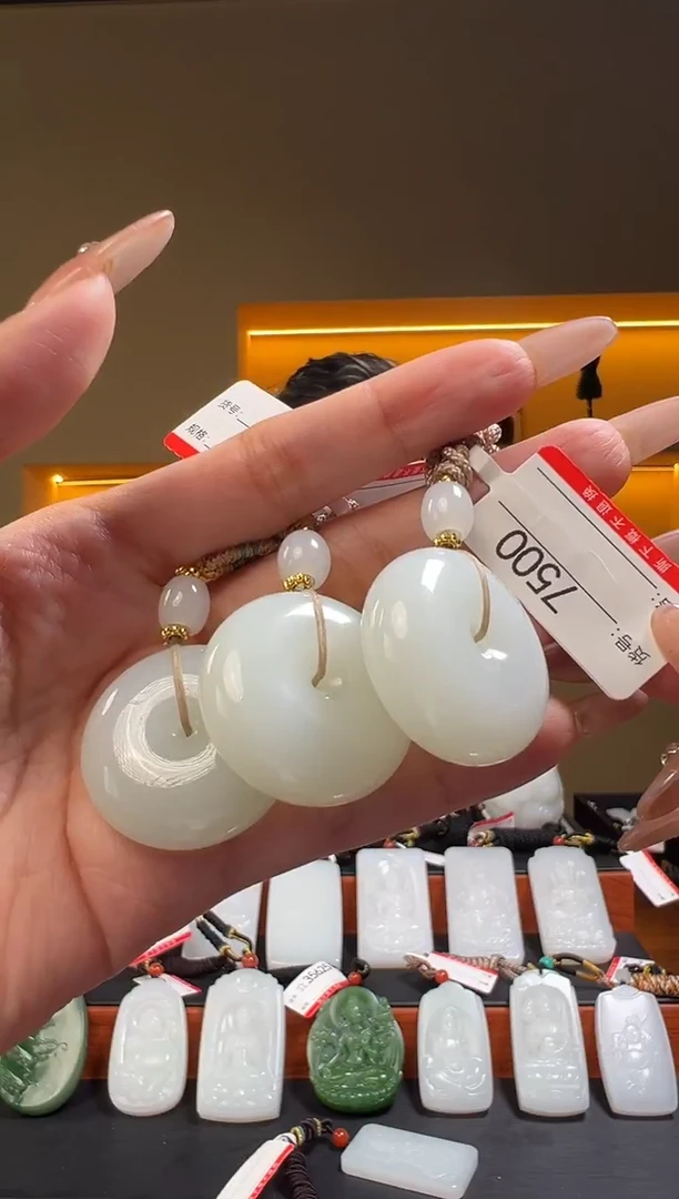 颈饰未镶嵌和田玉1多样性发货发其中一件