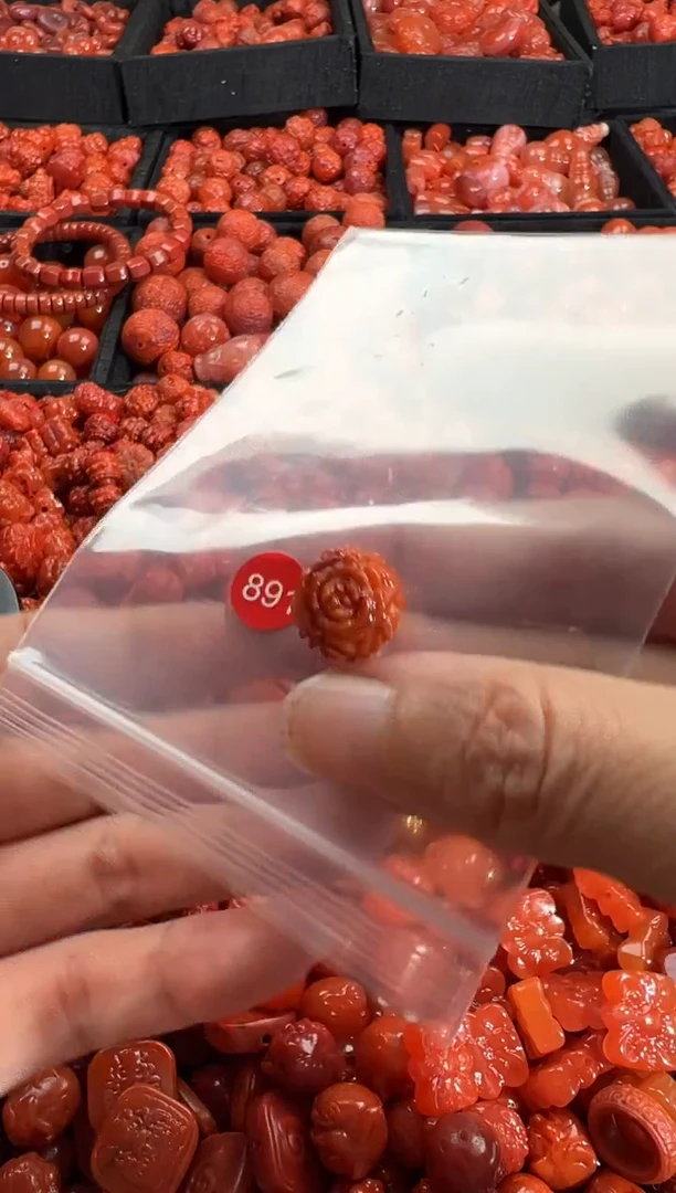 南红玛瑙未镶嵌颈饰1