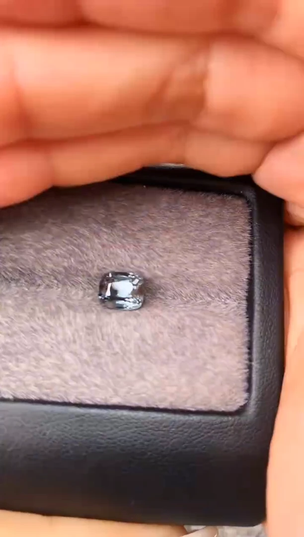 未镶嵌裸石定制尖晶石枕型 石墨色调 1.95ct