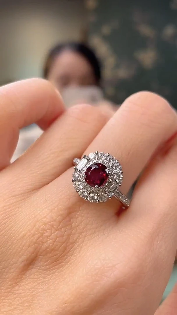 铂Pt950镶嵌戒指红宝石鸽血红主石：0.92ct