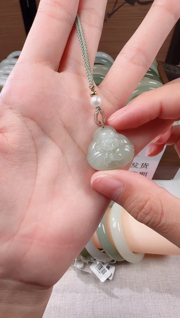 颈饰未镶嵌和田玉抱抱佛