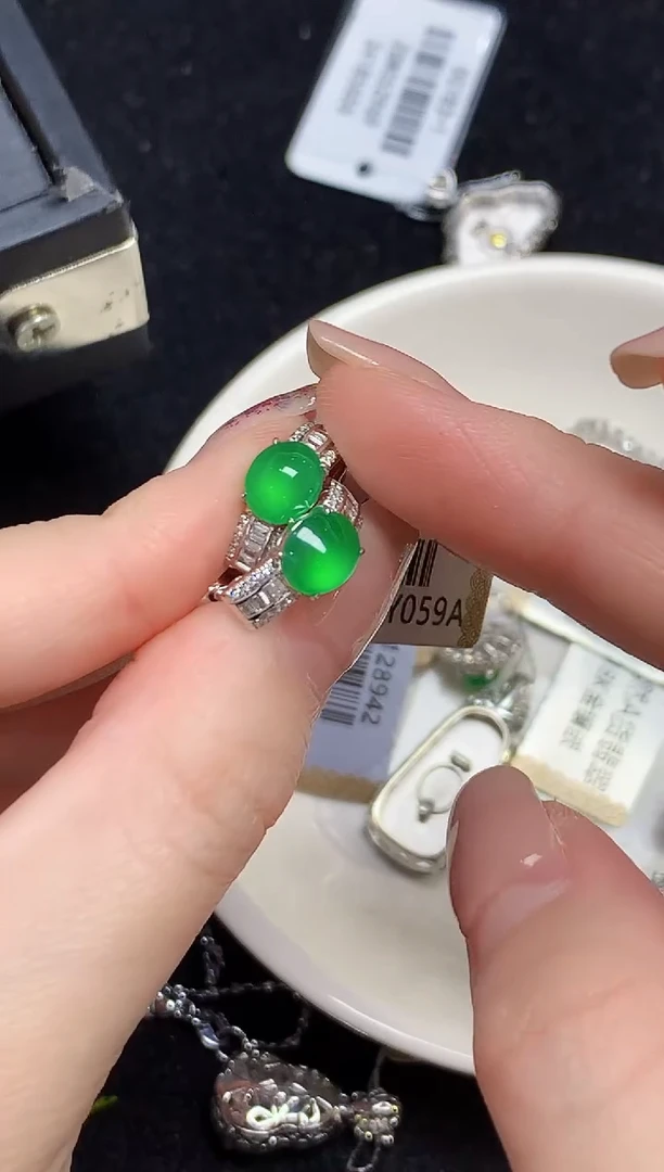 18K金镶嵌翡翠耳饰多样性发其一