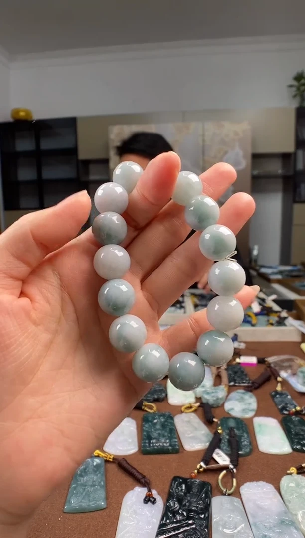 颈饰未镶嵌翡翠 多样性发其一