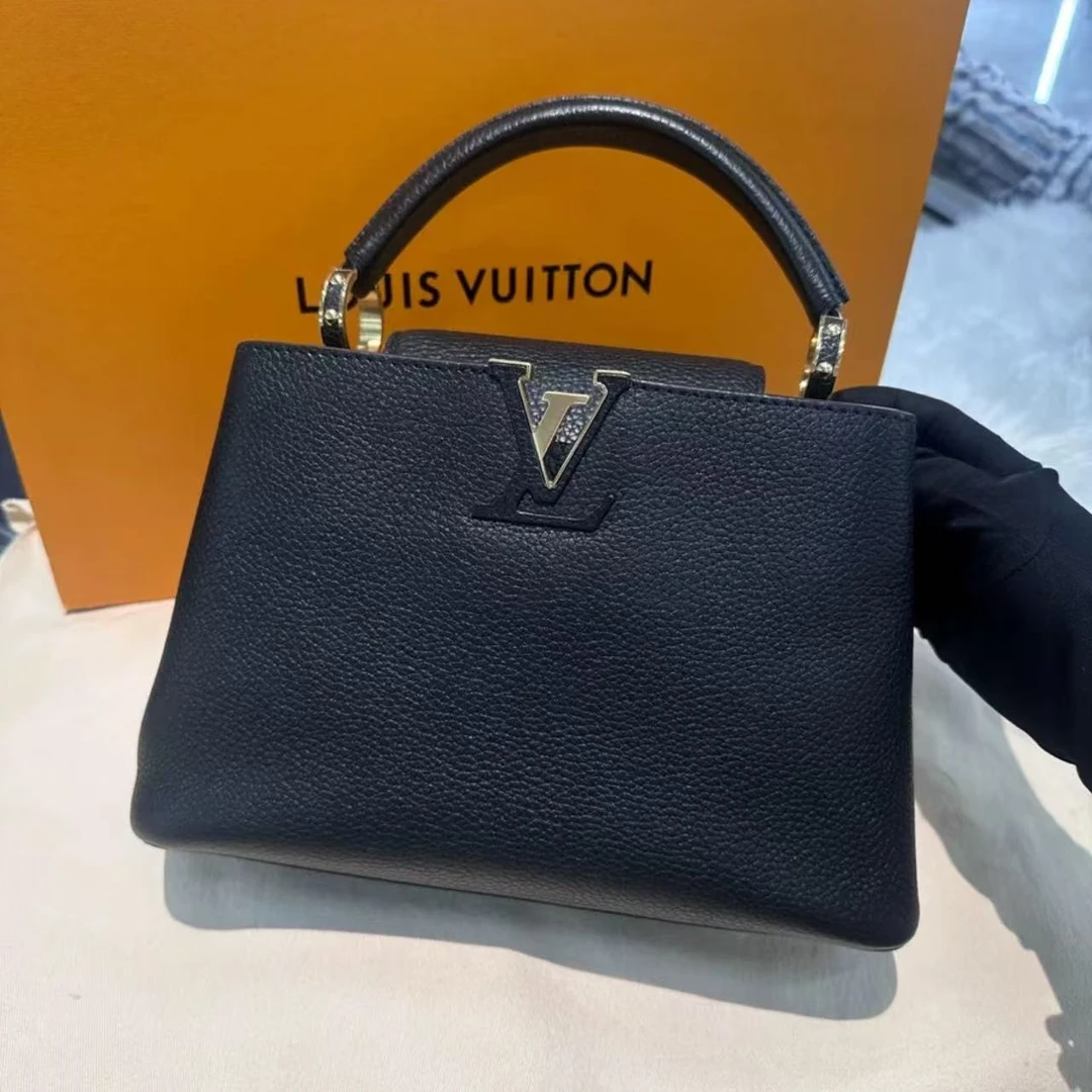 99新 LouisVuitton/路易威登 黑金Capucines bb 手提包/13243544