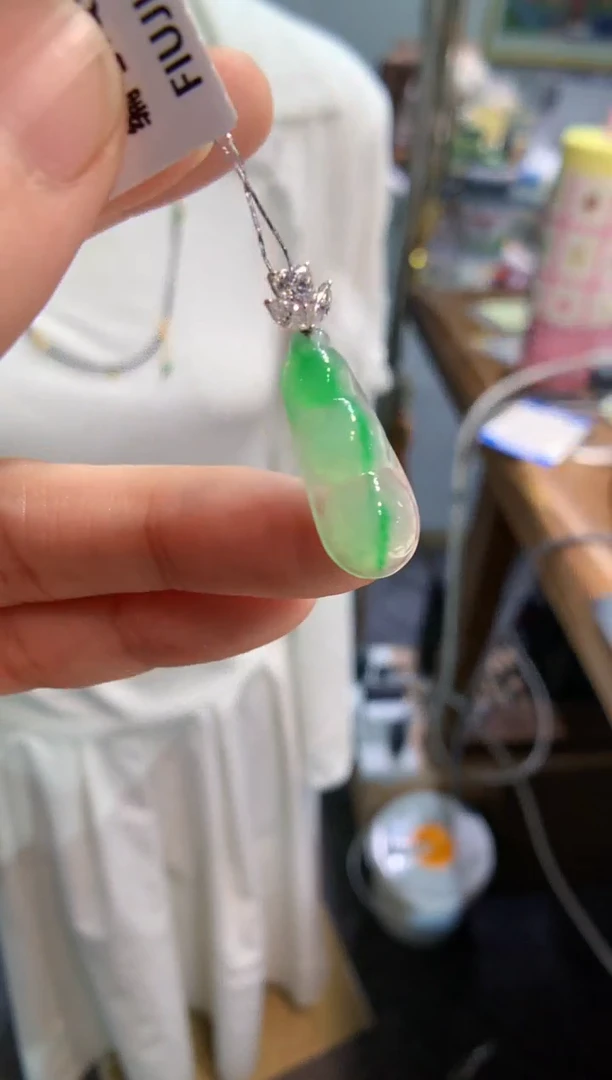 颈饰18K金镶嵌翡翠福豆