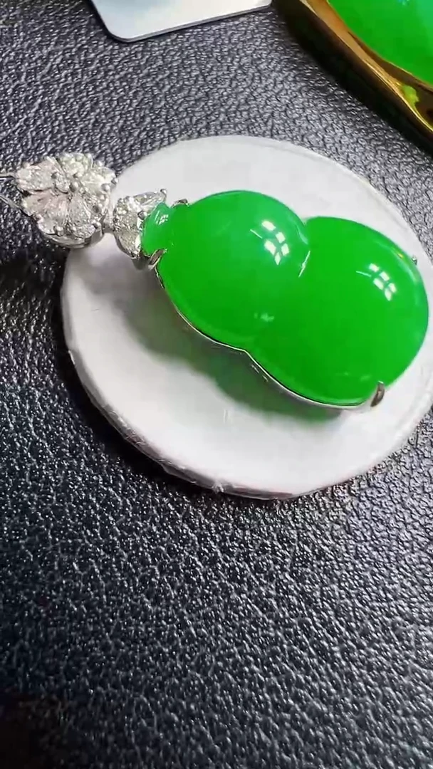 颈饰18K金镶嵌翡翠葫芦