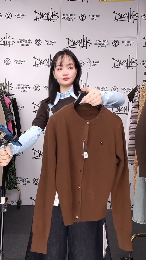 垫肩羊毛开衫均码