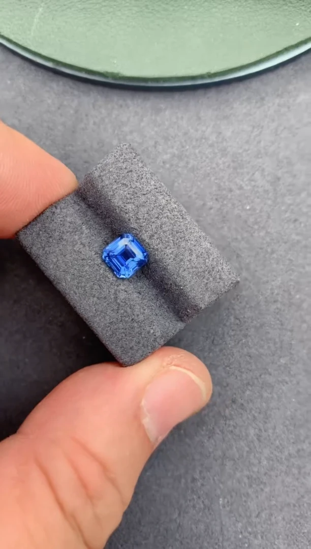 裸石蓝宝石1.5ct 矢车菊蓝宝石