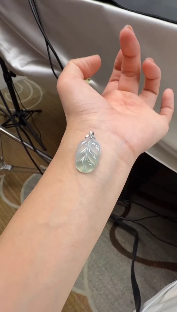 颈饰18K金镶嵌翡翠叶子