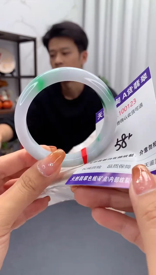 未镶嵌手镯翡翠有纹，完美者勿拍