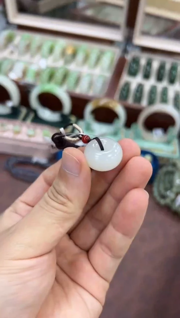 颈饰未镶嵌和田玉野牛沟平安扣