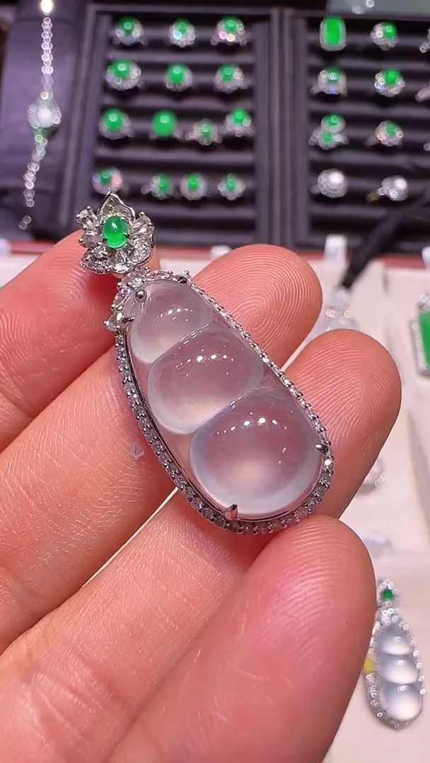 【闪购商品】翡翠吊坠(不含链)18K金镶嵌福豆