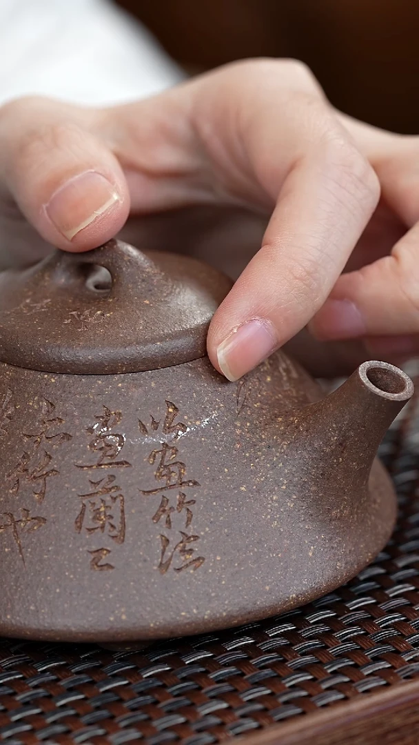 【闪购商品】微瑕文瓢竹兰刻绘原矿紫砂壶150CC