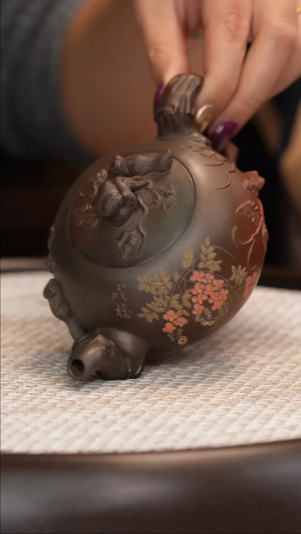 潘春芳 小松鼠葡萄 柴烧 180c/笔筒/树桩杯