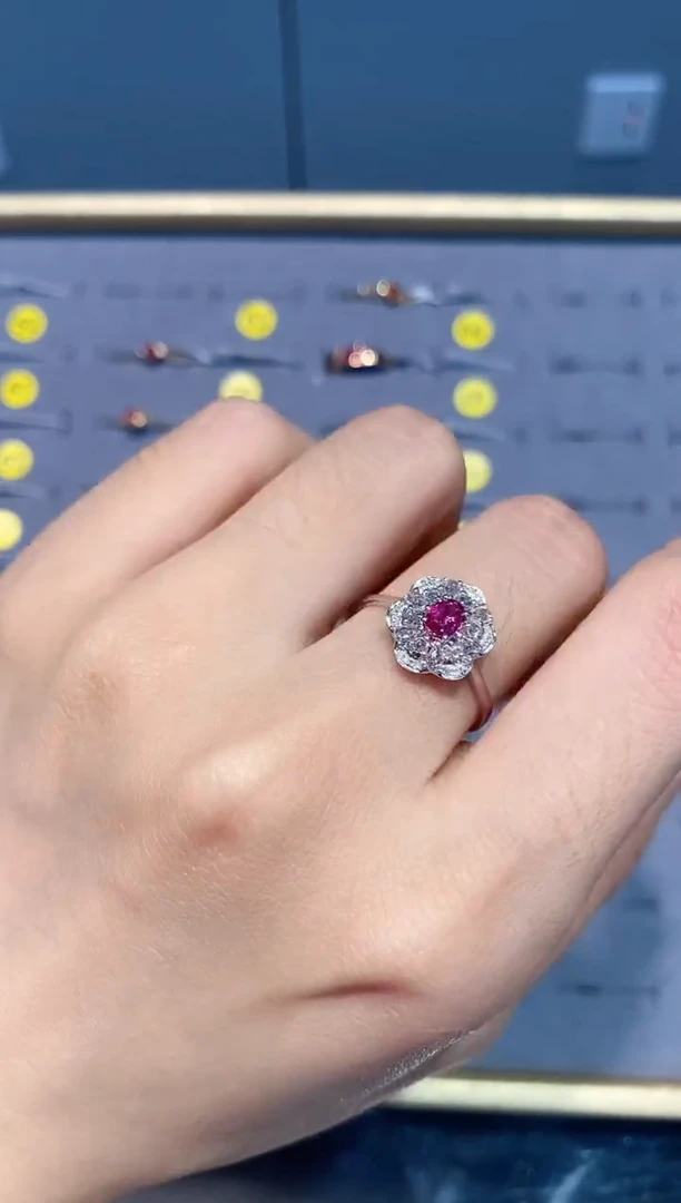 红宝石戒指18K金镶嵌戒指