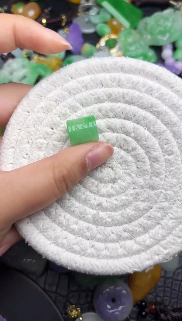 颈饰未镶嵌翡翠缅甸翡翠吊坠