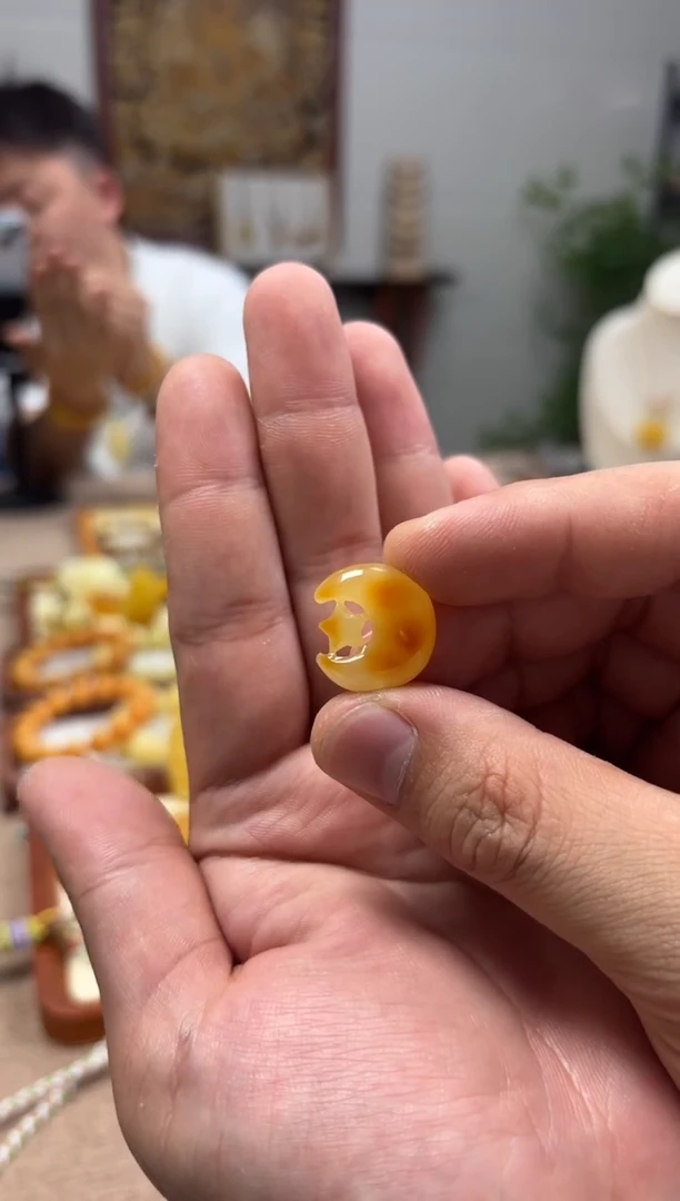 【闪购商品】蜜蜡裸石未镶嵌星月