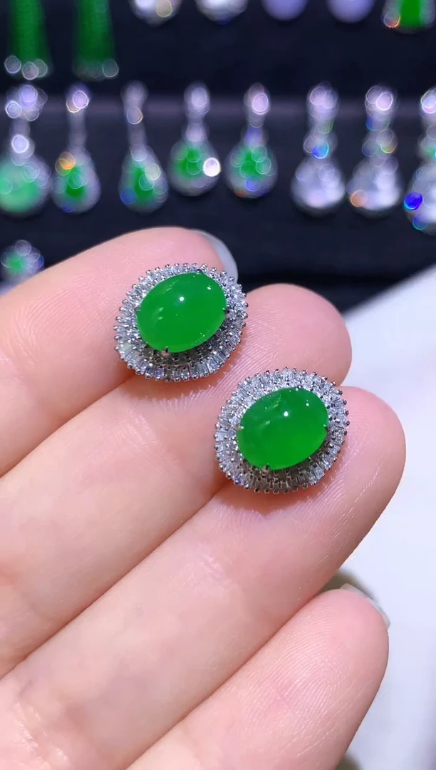 18K金镶嵌翡翠耳饰满阳绿蛋面耳钉