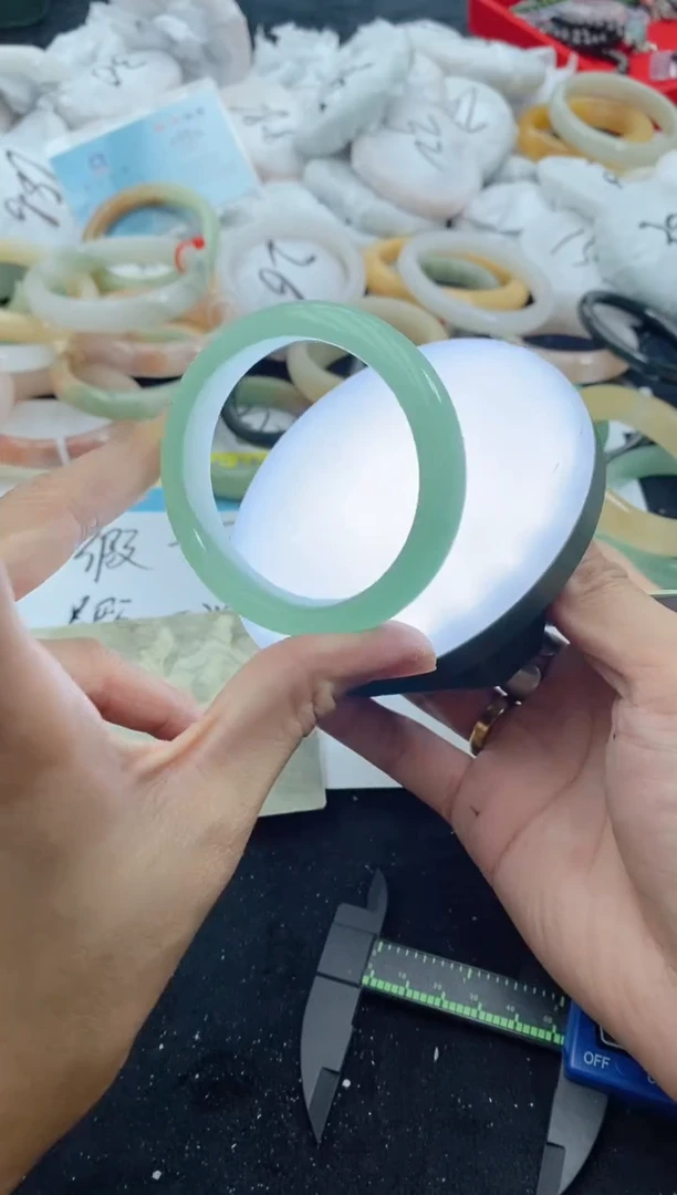 【闪购商品】石英质玉手镯未镶嵌74+53-54