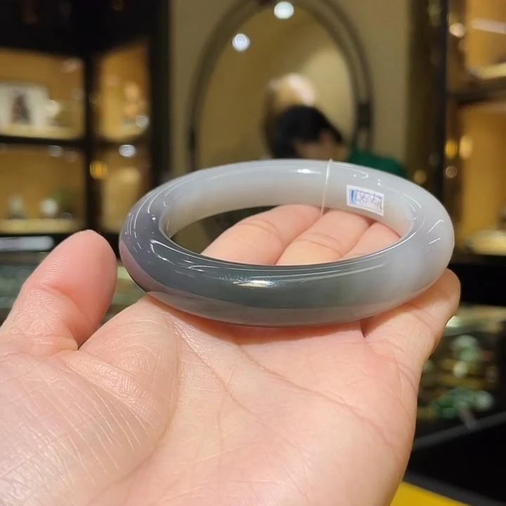 和田玉手镯58口，71.2克