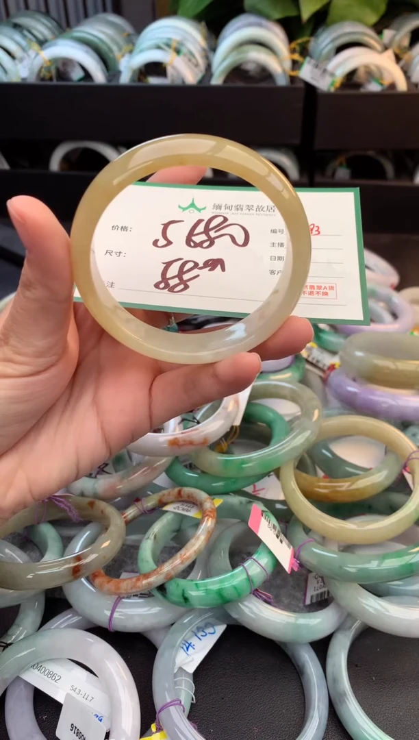 未镶嵌定制翡翠毛货需精细抛光+多人