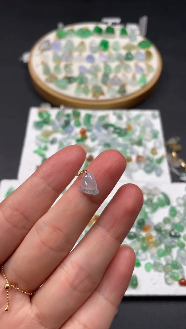 吊坠(不含链)18K金镶嵌翡翠一个JK680