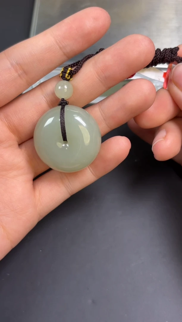 【闪购商品】和田玉吊坠(赠链)未镶嵌且末微色差近矿吊坠L