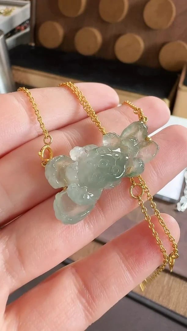 颈饰18K金镶嵌翡翠吊坠