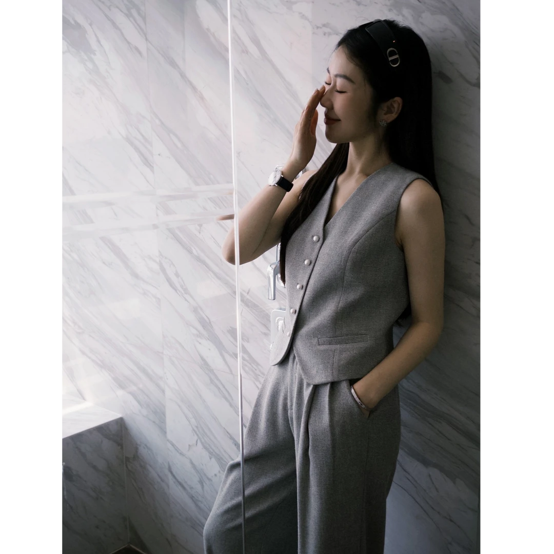 希娜 简约时尚V领休闲百搭珍珠扣马甲