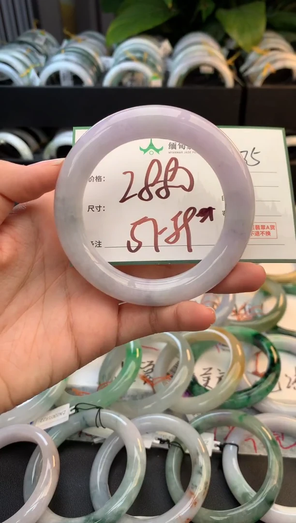 未镶嵌定制翡翠毛货需精细抛光+多人