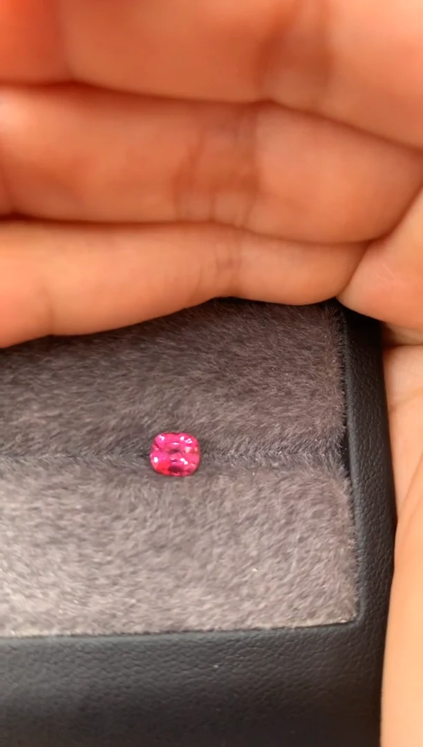 未镶嵌裸石定制尖晶石枕型 高色色调 0.66ct