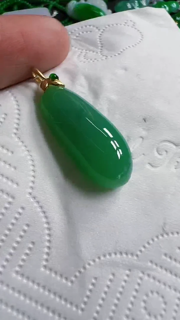 颈饰18K金镶嵌翡翠瓜