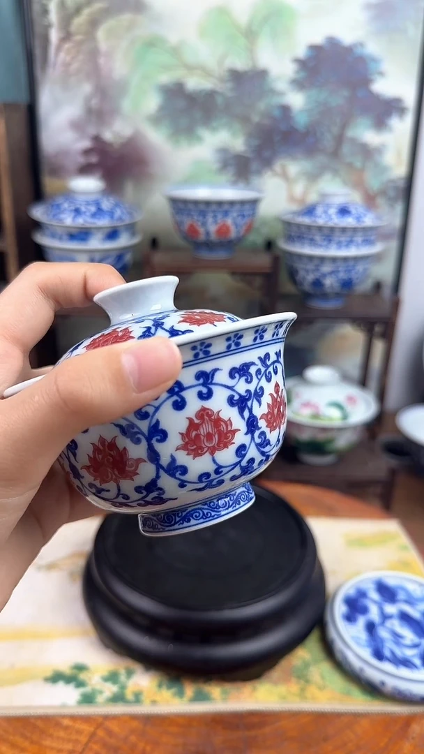陶瓷青花釉里红缠枝莲两才盖碗
