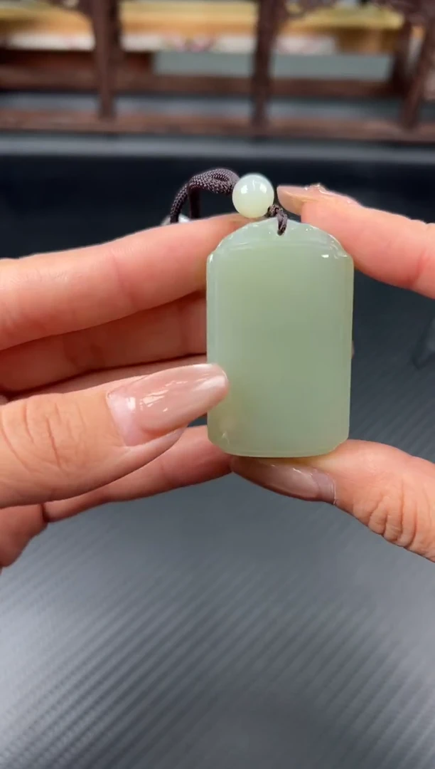 吊坠(赠链)未镶嵌和田玉且末微色差近矿吊坠J