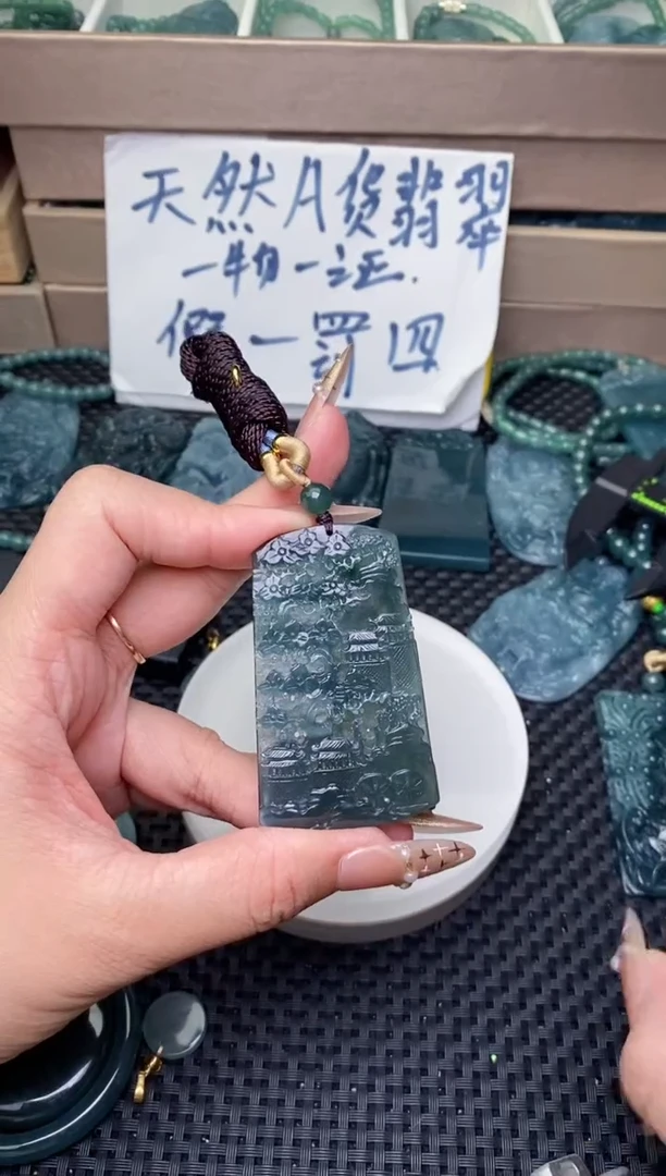翡翠未镶嵌颈饰