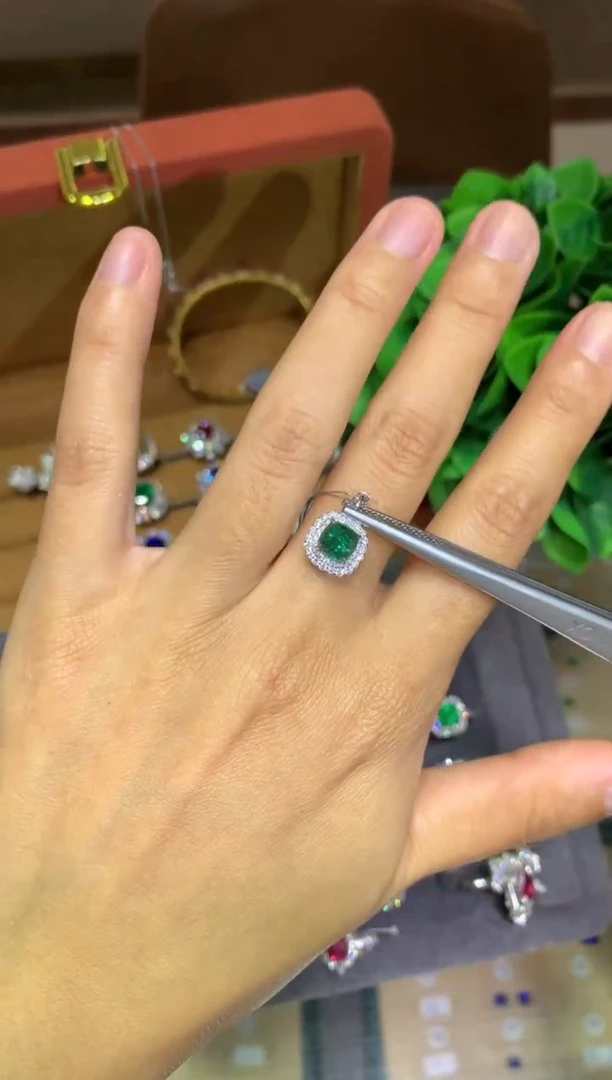 吊坠(不含链)18K金镶嵌祖母绿1.0ct