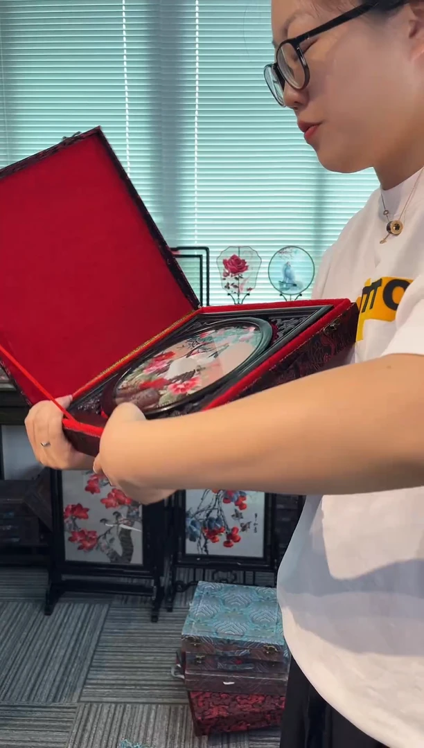 织绣以芊手扇摆台