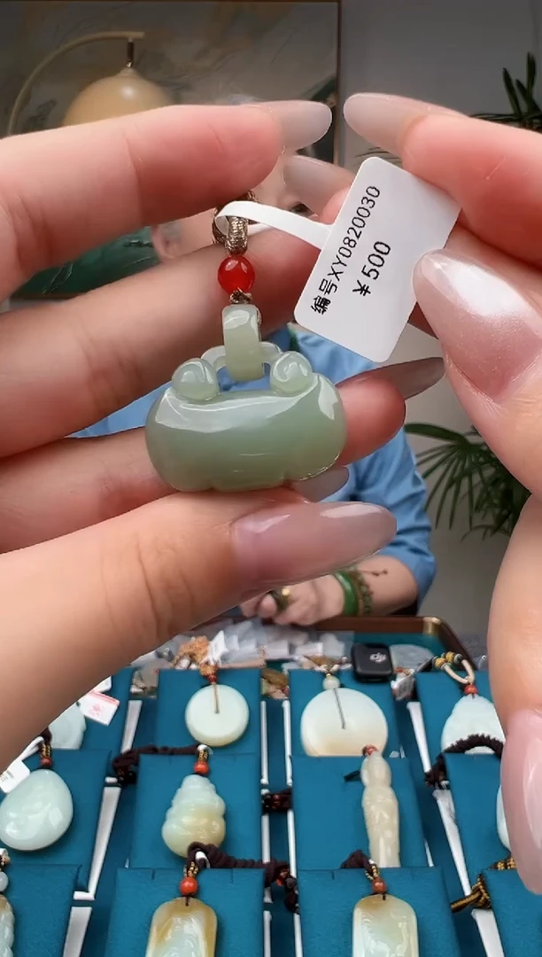 颈饰未镶嵌和田玉吊坠  XY