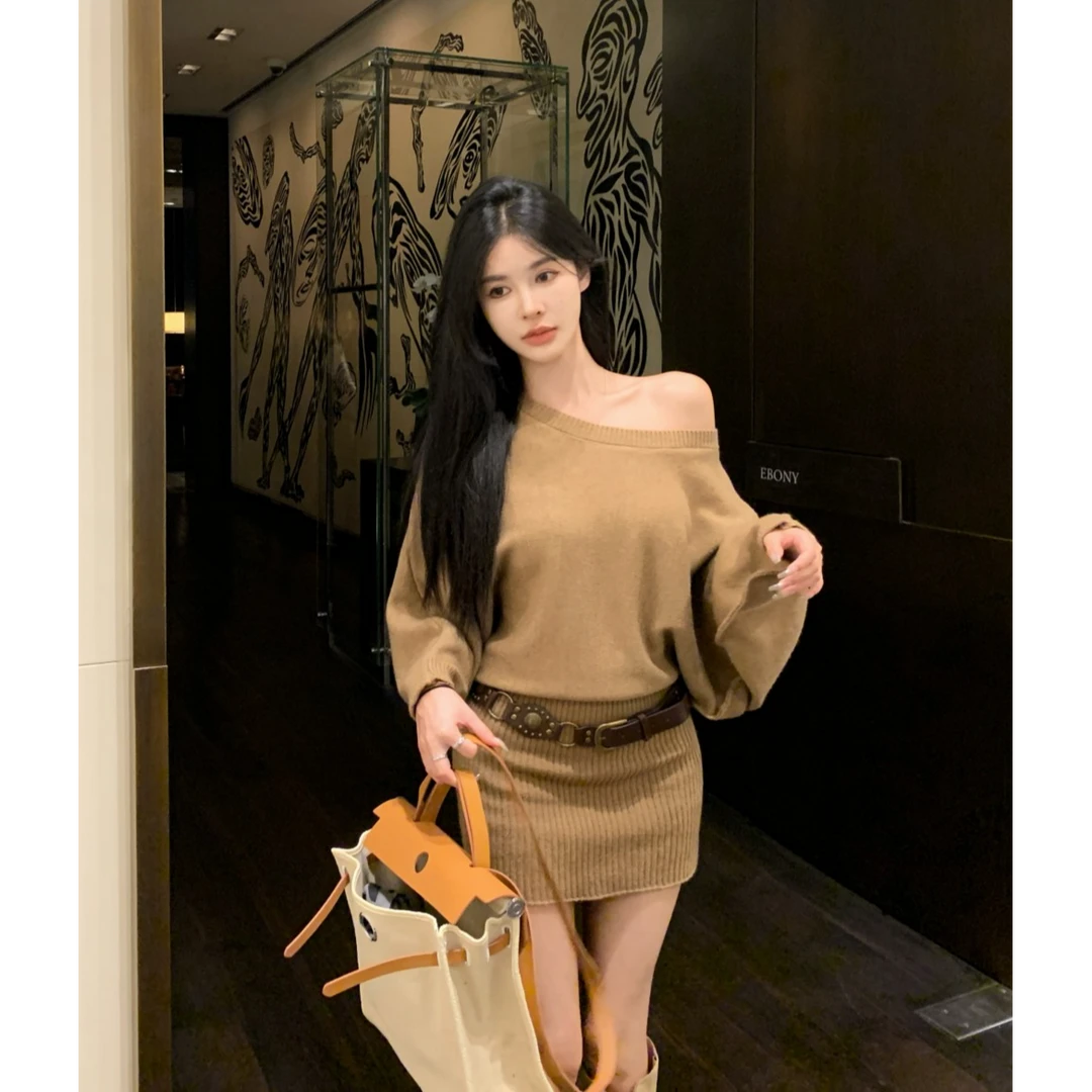 纯欲风斜领长袖连衣裙女春卡其色收腰褶皱包臀裙气质修身针织短裙