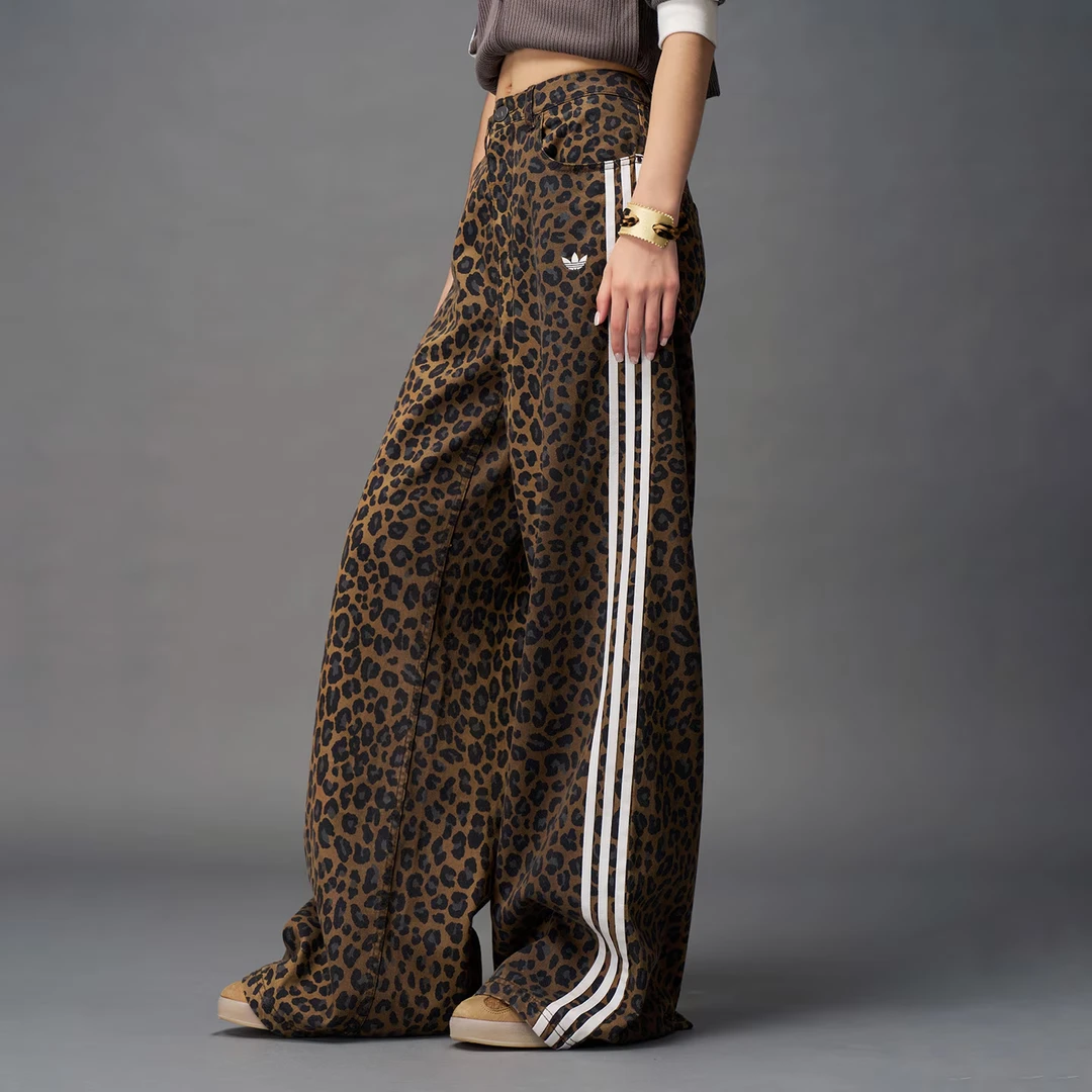 adidas/阿迪达斯新款时尚潮流经典豹纹印花牛仔宽松运动裤KA2680