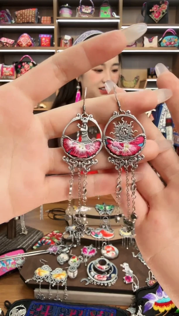 【闪购商品】织绣78蒙阿苏苗绣传承