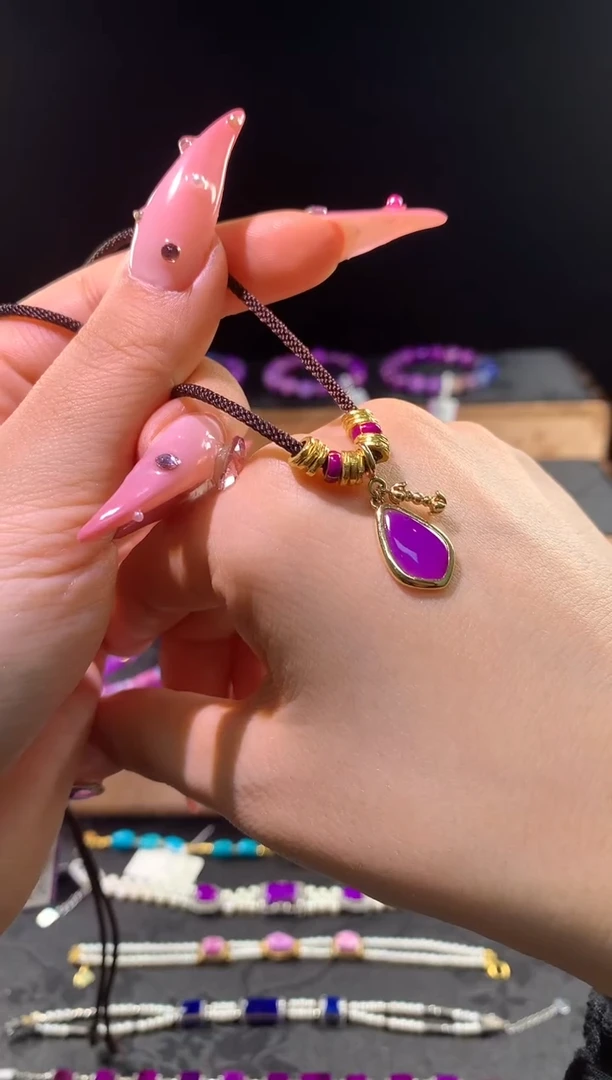 苏纪石（舒俱来）18K金镶嵌，。项链